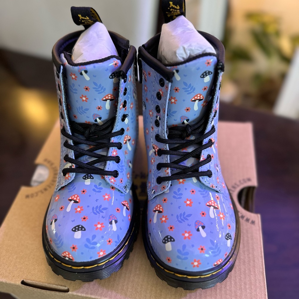 ❌SOLD❌ Dr. Martens 1460 PATENT WOODLAND LACE UP BOOTS - Picture 1 of 8